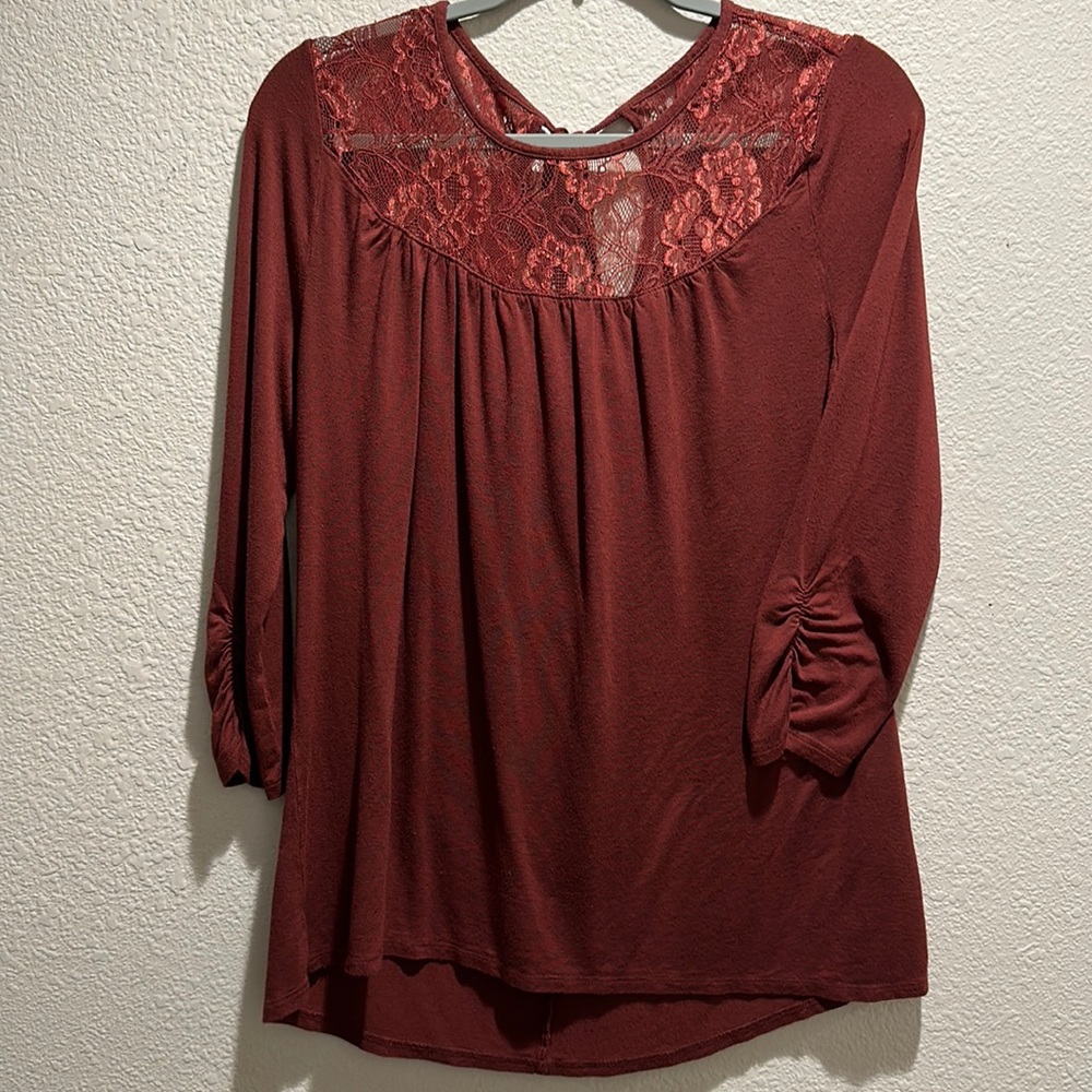 Maurice’s 3/4 Sleeve top with lace - Sz M